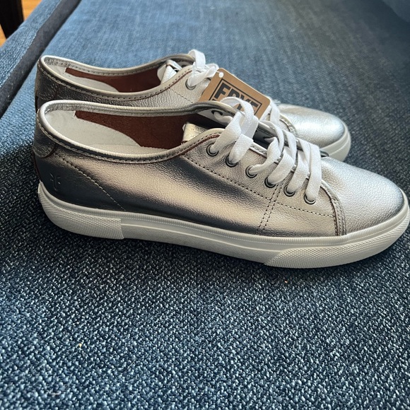 FRYE Womens 7.5 Metallic Silver Pewter Flats Gia Low Top Lace Leather Sneakers - Picture 3 of 7